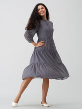 Tunique à col bateau en crêpe de mousseline grise à pois avec veste